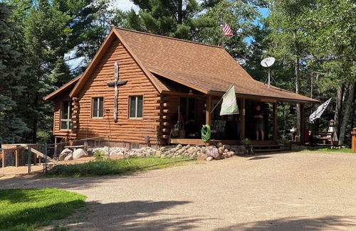 Suring Cabina | Cozy 4-bedroom cabin with AC and WiFi on 20 acres overlooking a private pond