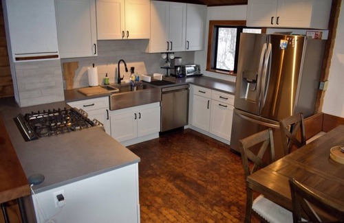 Warren Chalet De Esquí | Cozy 4-bedroom chalet with WiFi, AC, fireplace in adventurous Mad River Valley