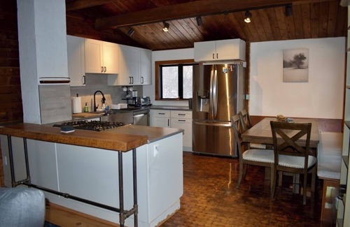Warren Chalet De Esquí | Cozy 4-bedroom chalet with WiFi, AC, fireplace in adventurous Mad River Valley