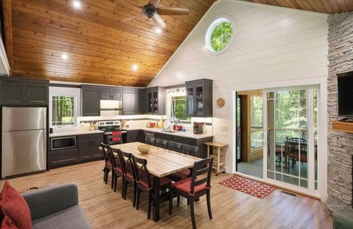 Harbor Springs Casa | Cozy 4-bedroom house in Harbor Springs! 5 minutes to Nub's Nob & Boyne Highlands