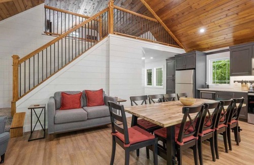Harbor Springs Casa | Cozy 4-bedroom house in Harbor Springs! 5 minutes to Nub's Nob & Boyne Highlands