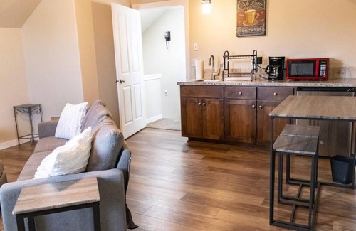 Prosser Casa | Cozy 4 Bedroom Home / Dual Masters / Living Rooms in Wine Country!
