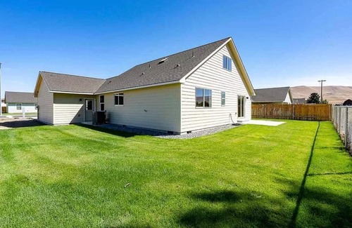 Prosser Casa | Cozy 4 Bedroom Home / Dual Masters / Living Rooms in Wine Country!