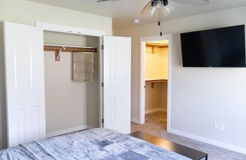 Prosser Casa | Cozy 4 Bedroom Home / Dual Masters / Living Rooms in Wine Country!