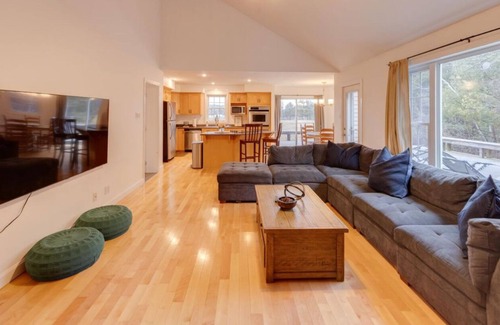 Franconia Casa | Cozy 4 bedroom house for rent in the heart of the Mountains. Minutes to Cannon.