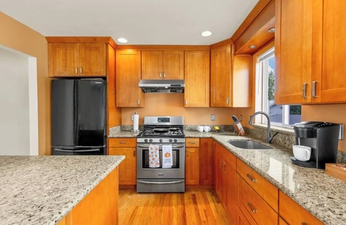 Whittier Heights Casa | Cozy 4 beds Ballard House w/Private Yard & Balcony