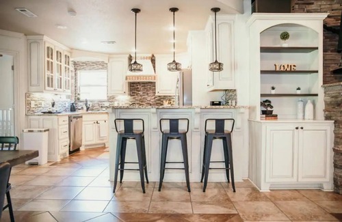 Rogers Casa | Cozy 4 BR home - Pet friendly