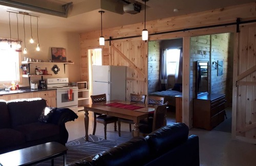Granville Cabaña | Cozy 4 season cottage near Cavendish, water view of the Trout River.