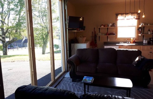 Granville Cabaña | Cozy 4 season cottage near Cavendish, water view of the Trout River.