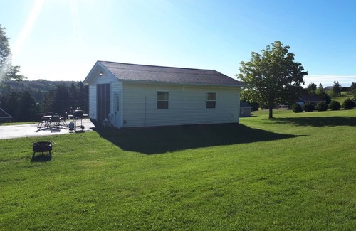 Granville Cabaña | Cozy 4 season cottage near Cavendish, water view of the Trout River.