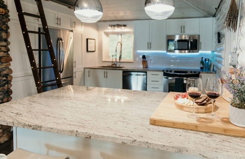 Chalk River Cabina | Cozy, 4-season Log Cabin on Lake w/ Hot Tub, Outdoor adventure at your doorstep
