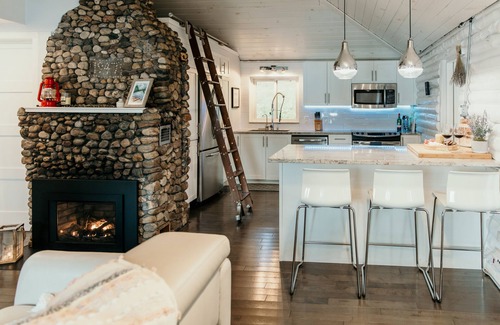 Chalk River Cabina | Cozy, 4-season Log Cabin on Lake w/ Hot Tub, Outdoor adventure at your doorstep