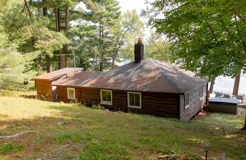 Chalk River Cabina | Cozy, 4-season Log Cabin on Lake w/ Hot Tub, Outdoor adventure at your doorstep