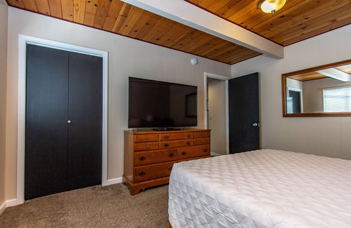 Forest Meadows Cabina | Cozy 4bd, 2bth cabin in Murphys, on 2 acres close to vineyards & Bear Valley!