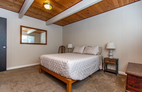 Forest Meadows Cabina | Cozy 4bd, 2bth cabin in Murphys, on 2 acres close to vineyards & Bear Valley!