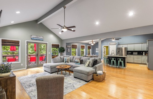 Gainesville Casa | Cozy 4bd lakefront home in Lake Lanier w/ HotTub, FirePit, Private dock, Wifi