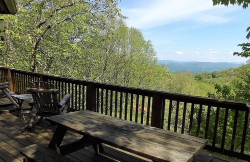Beech Mountain Cabaña | Cozy 4BR Beech Mountain cottage with views, adventure, and comfort for all.