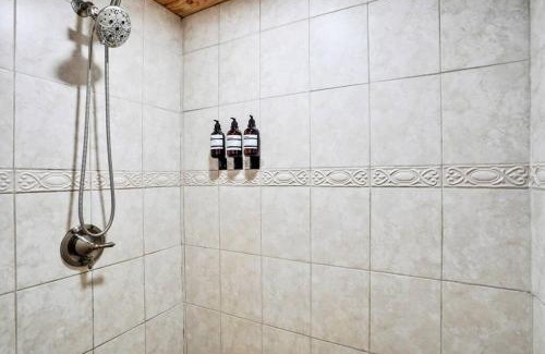 Florahome Apartamento | Cozy 4BR Cabin on 11 acres with pool, BBQ & patio!