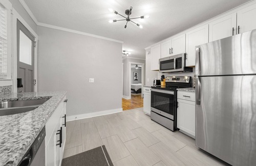 Warm Springs Cabaña | Cozy 4BR Cottage in Downtown Warm Springs
