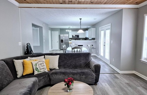 Buford Casa | Cozy 5-bedroom Home with Spacious Deck