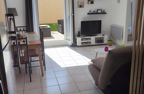 Saint-Hippolyte Apartamento | Cozy 55m2 T3 apartment with 50m2 courtyard