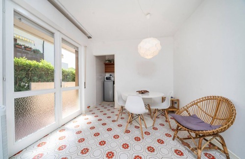 Grado Pineta Apartamento | Cozy 56 sqm ground-floor apartment featuring a balcony running along the entire perimeter and a private garden, perfect for relaxation and tranquility. Located in Grado Pineta, a green and quiet area just steps from the sea and nature trails, it offers t