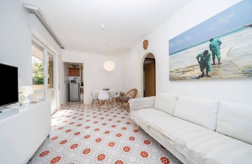 Grado Pineta Apartamento | Cozy 56 sqm ground-floor apartment featuring a balcony running along the entire perimeter and a private garden, perfect for relaxation and tranquility. Located in Grado Pineta, a green and quiet area just steps from the sea and nature trails, it offers t