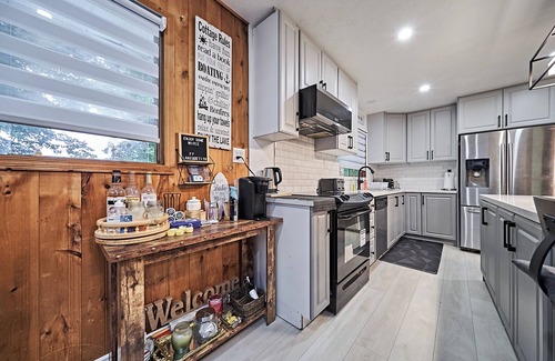 Coboconk Cabaña | Cozy 5BR Cottage - 1 min walk to lake, canoes & more!