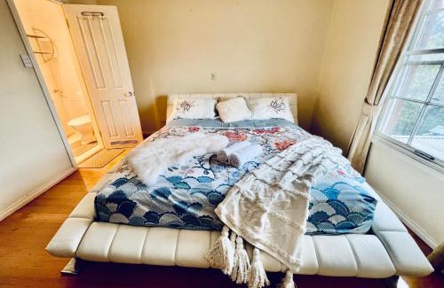 Wantirna South Casa | Cozy 5BR Home with Pool table and King bed
