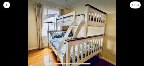 Wantirna South Casa | Cozy 5BR Home with Pool table and King bed