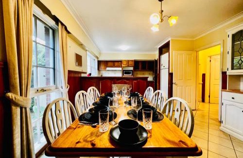 Wantirna South Casa | Cozy 5BR Home with Pool table and King bed