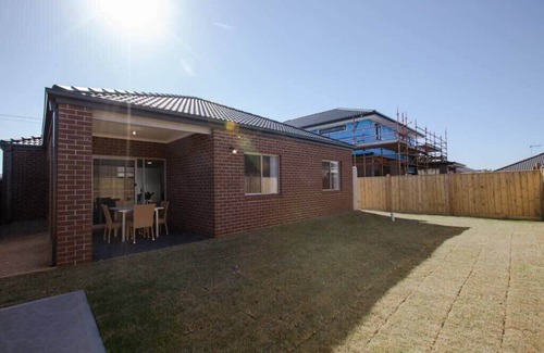 Point Cook Casa | Cozy 5BR House - Discover Aviation History