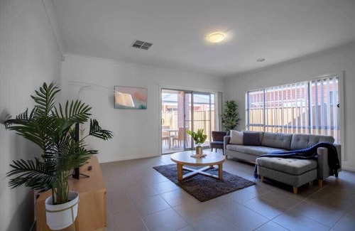 Point Cook Casa | Cozy 5BR House - Discover Aviation History