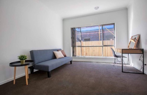 Point Cook Casa | Cozy 5BR House - Discover Aviation History