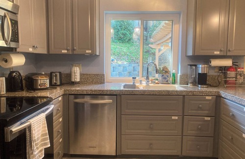 Represa Casa | Cozy 5BR Ranch Home with Hot Tub in Quiet Folsom Neighborhood