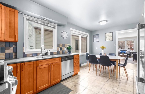 Edmonton Casa | Cozy 5BR, Steps to University of Alberta, Hospital, Whyte Ave, River Valley