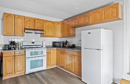 Malden Casa | Cozy 6 bedroom Entire house in Malden with free parking and WIndow AC