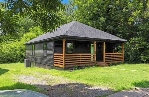 East Durham Casa | Cozy 6-Guest Stay Near Duke, Central & UNC University, 15 miles to RDU airport!