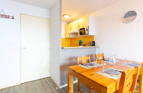Germ Apartamento | Apartamento acogedor para 6 con terraza, cerca de transporte, estacionamiento gratuito y ventajas de esquí
