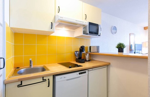 Germ Apartamento | Apartamento acogedor para 6 con terraza, cerca de transporte, estacionamiento gratuito y ventajas de esquí
