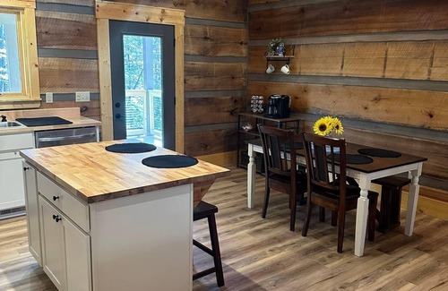 Helmsburg Cabina | Cozy 6 Person Cabin in Brown County, Indiana