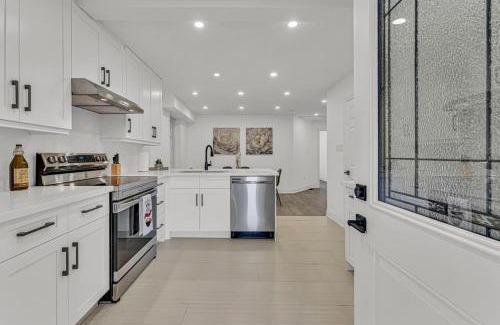 Hamilton Casa | Cozy 6BR Home TiCats Hospitals Beach First Ontario