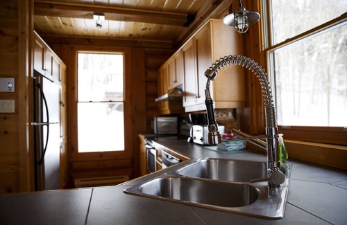 Lac Superieur Village Cabina | Acogedora cabaña de madera para 10 personas en Mont Tremblant con bañera de hidromasaje, sauna y chimenea interior