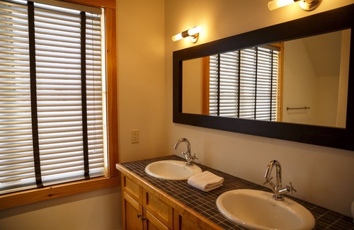 Lac Superieur Village Cabina | Acogedora cabaña de madera para 10 personas en Mont Tremblant con bañera de hidromasaje, sauna y chimenea interior