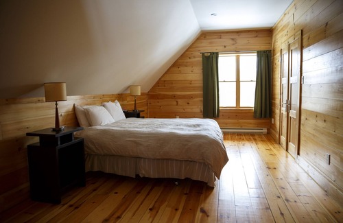 Lac Superieur Village Cabina | Acogedora cabaña de madera para 10 personas en Mont Tremblant con bañera de hidromasaje, sauna y chimenea interior