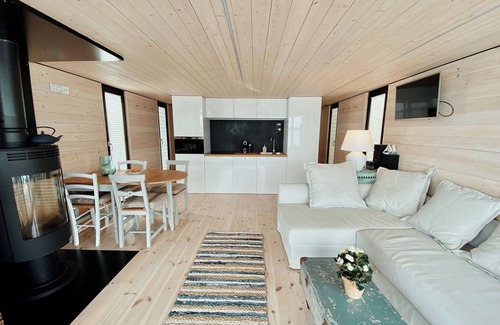 Plaue Alquiler De Eote | Cozy and romantic houseboat in a prime location with fireplace and sauna.