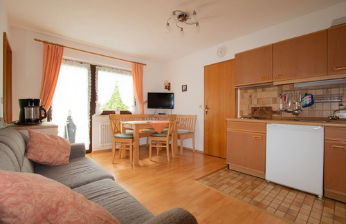 Weissbach an der Alpenstrasse Apartamento | Acogedor apartamento con balcón orientado al sur.