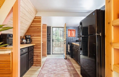 Crestline Cabina | Cozy A-Frame High in The Tree Tops