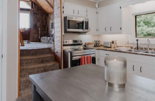 North Brookhaven Cabina | Cozy A-frame in North Georgia mountains with NEW hot tub