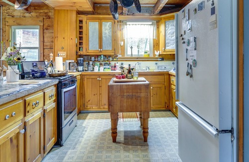 Town of Beekmantown Cabina | Cozy Adirondack Cabin Retreat in West Chazy!